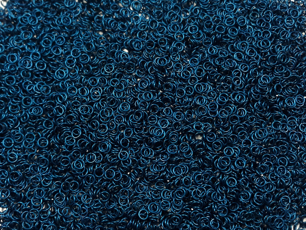 Blue Anodized Aluminum jump rings in 20 SWG, 5/32 inch ID, 1/4 lb (4 oz)