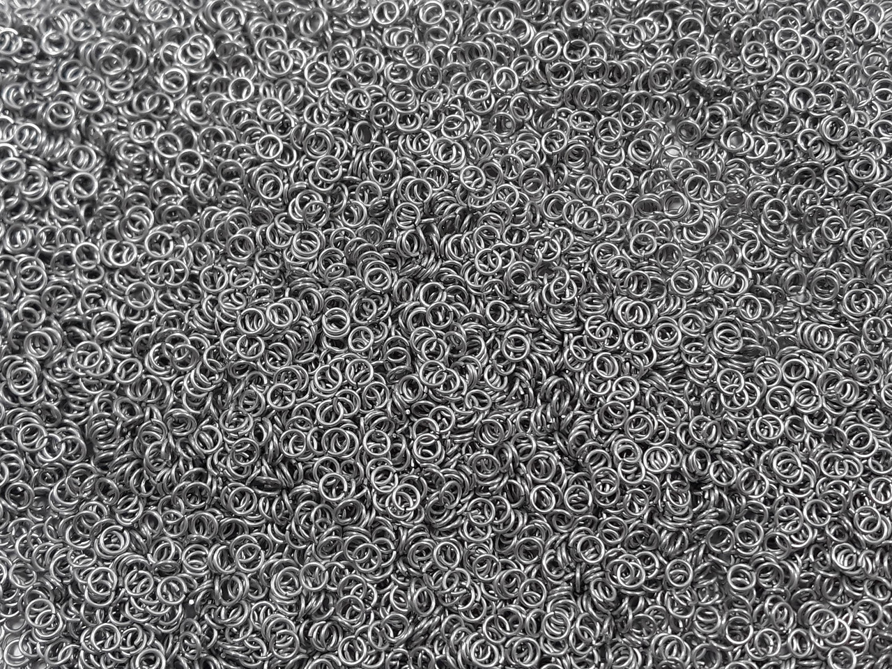 Silver Anodized Aluminum jump rings in 20 SWG, 5/32 inch ID, 1/4 lb (4 oz)