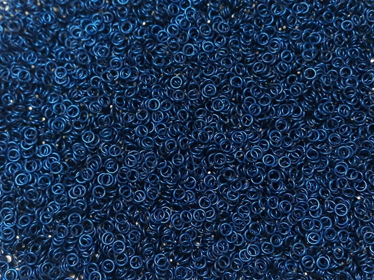 Blue Anodized Aluminum jump rings in 18 SWG, 5/32 inch ID, 1/2 lb (8 oz)