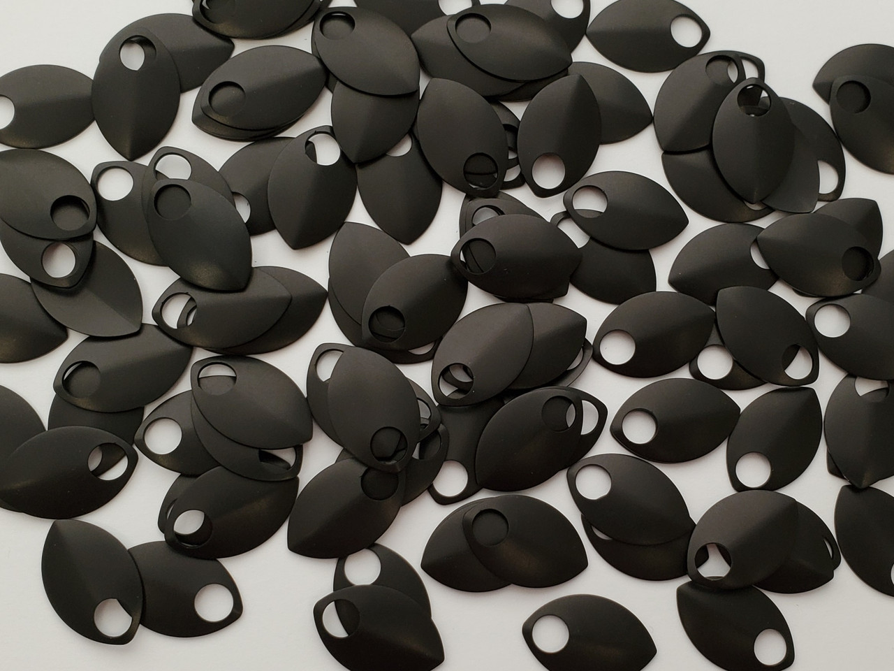 Black Anodized Aluminum scales in medium, 100 ct