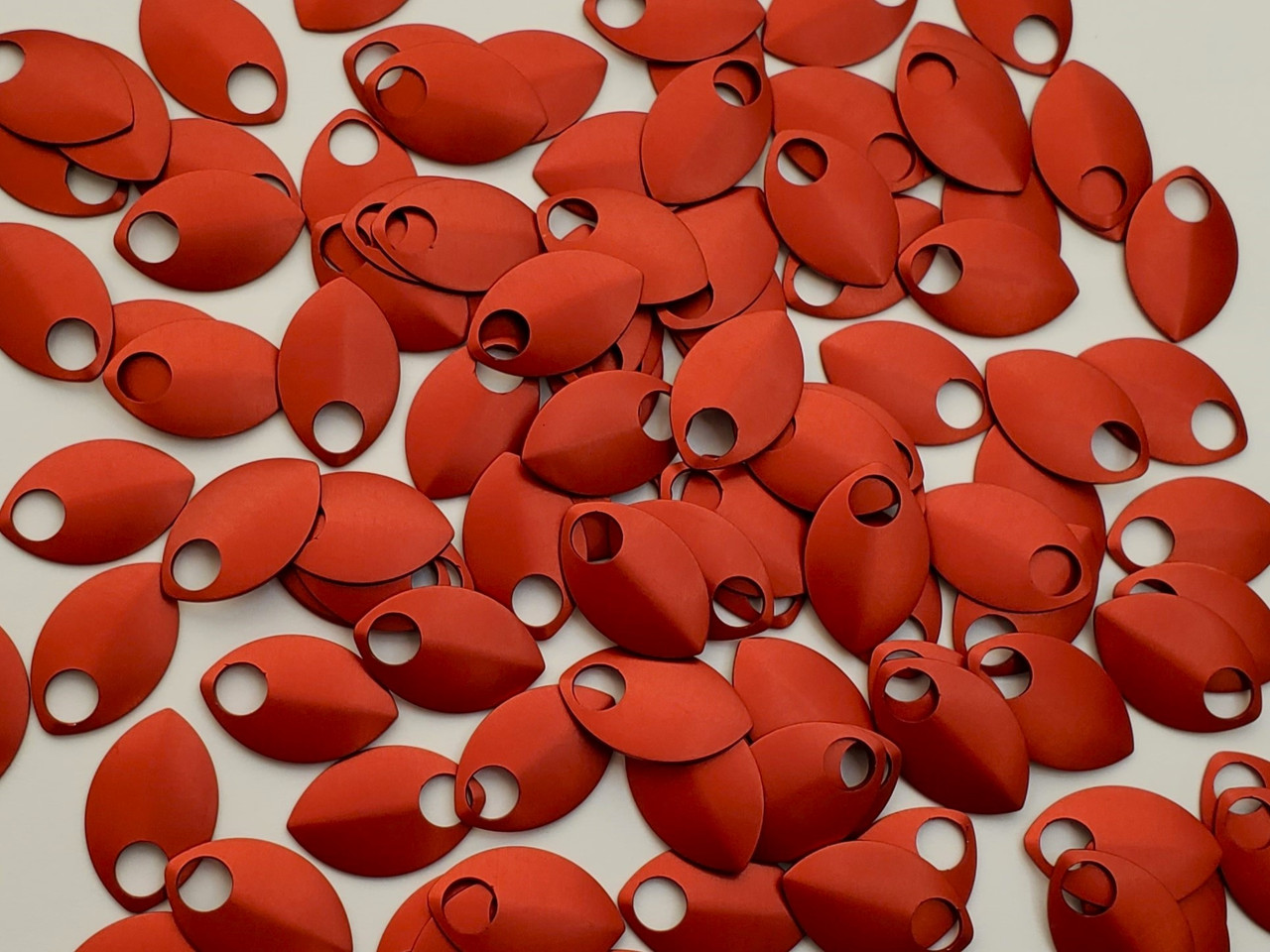 Red Anodized Aluminum scales in medium, 100 ct