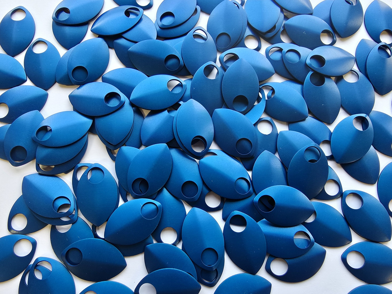 Blue Anodized Aluminum scales in medium, 100 ct